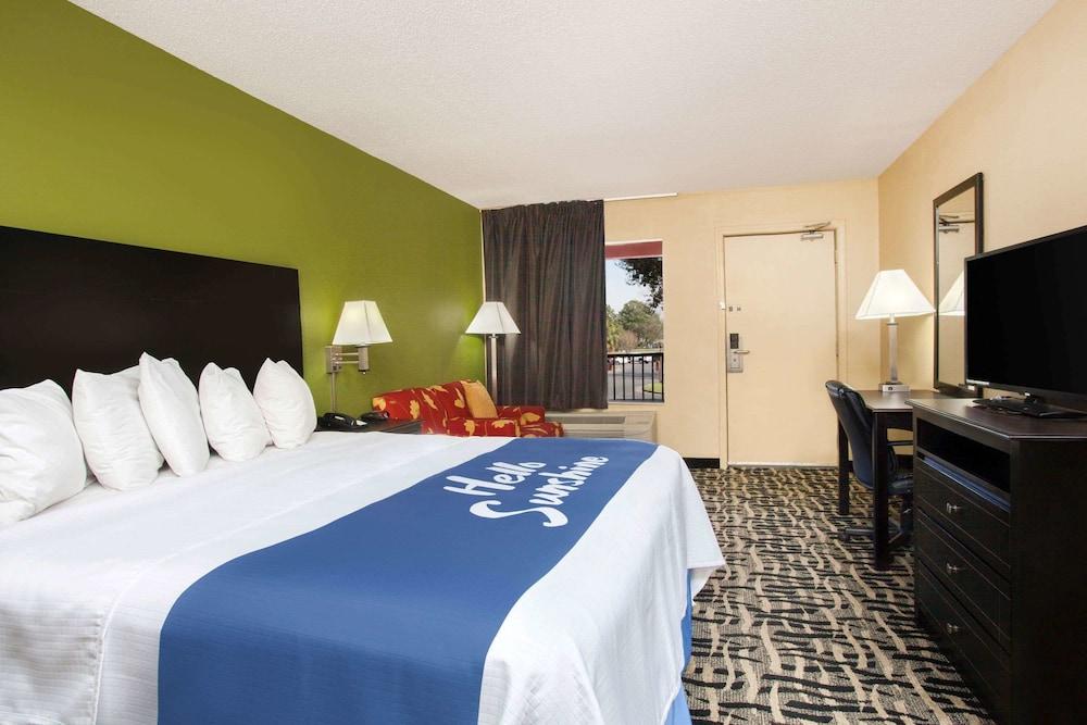 Days Inn By Wyndham Pensacola I-10 Ferry Pass Exterior photo